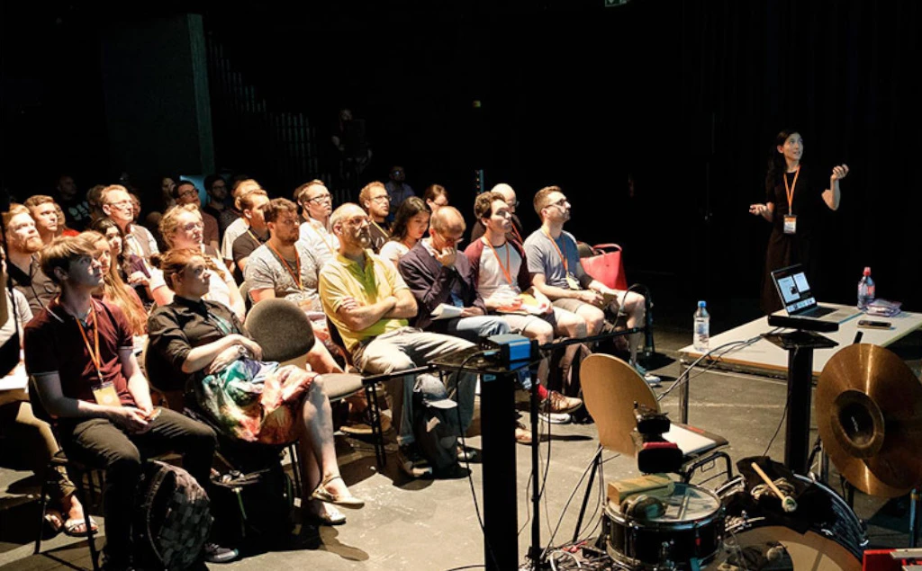 Mariana presenting in front of an audience